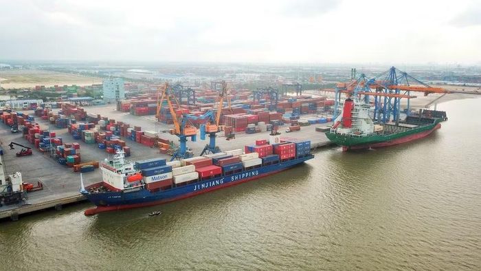 Bốc xếp hàng hóa container tại một cảng biển của Việt Nam. (Ảnh: PV/Vietnam+)