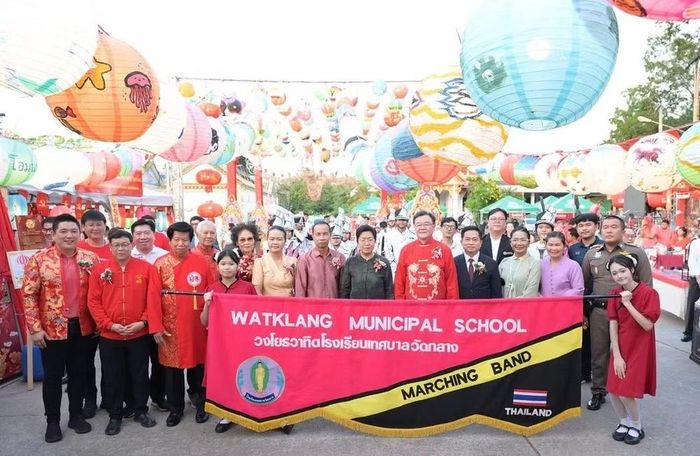 “Lễ hội đèn lồng Tết nguyên tiêu 2026” với sự tham dự lễ khai mạc có ông Khajornkiat Rakphanitmanee, Thống đốc Khon Kaen; ông Đinh Hoàng Linh, Tổng Lãnh sự Việt Nam; bà Liu Hongmei, Tổng Lãnh sự Trung Quốc và ông Somsack Vilayphone, Tổng Lãnh sự Lào tại Khon Kaen. (Ảnh: PV/Vietnam+)