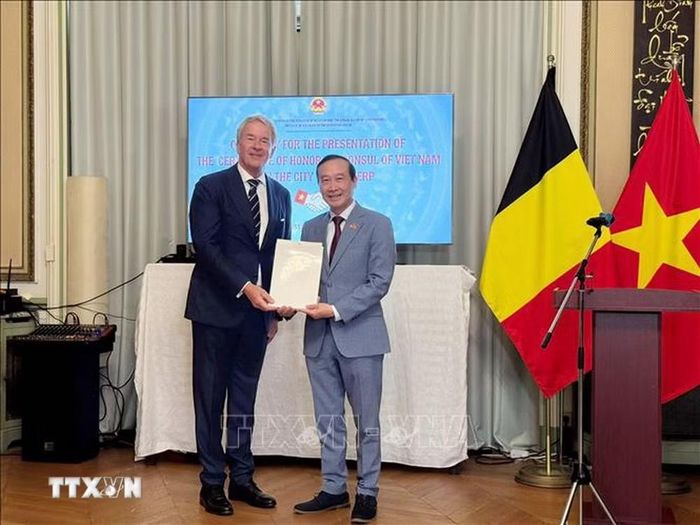 Đại sứ Việt Nam tại Bỉ trao Quyết định bổ nhiệm Lãnh sự danh dự Việt Nam tại Antwerp cho ông Philip Yvone J. Van Gestel. (Ảnh: Lan Anh/TTXVN)