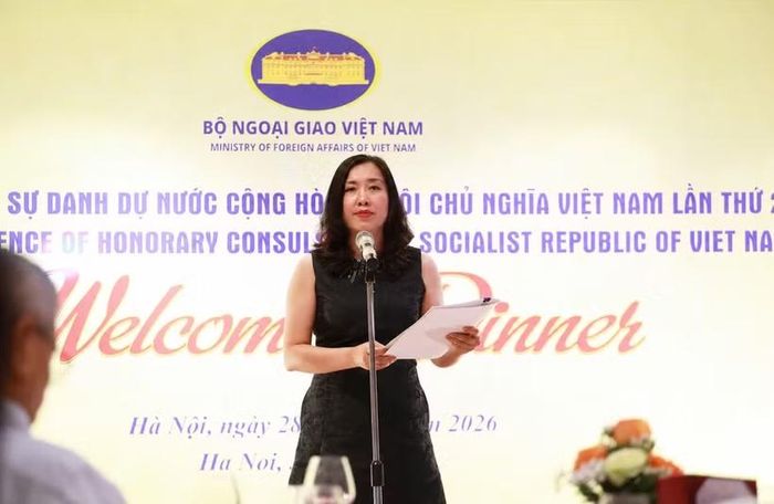 Thứ trưởng Bộ Ngoại giao Lê Thị Thu Hằng phát biểu tại tiệc chào mừng Hội nghị Lãnh sự danh dự Việt Nam lần thứ 2" tại Hà Nội. (Ảnh: BNG)