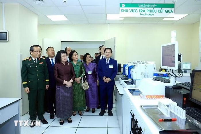 Chủ tịch Quốc hội Campuchia Samdech Khuon Sudary thăm Trung tâm Xét nghiệm, Bệnh viện Trung ương Quân đội 108. (Ảnh: Tuấn Anh/TTXVN)
