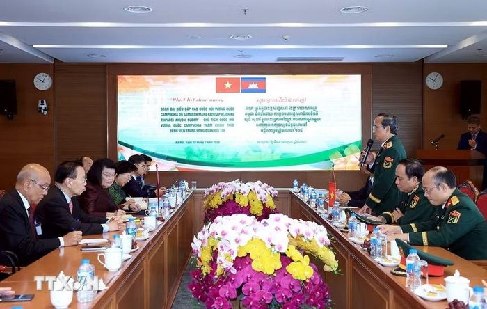 Chủ tịch Quốc hội Campuchia Samdech Khuon Sudary thăm Bệnh viện Trung ương Quân đội 108. (Ảnh: Tuấn Anh/TTXVN)