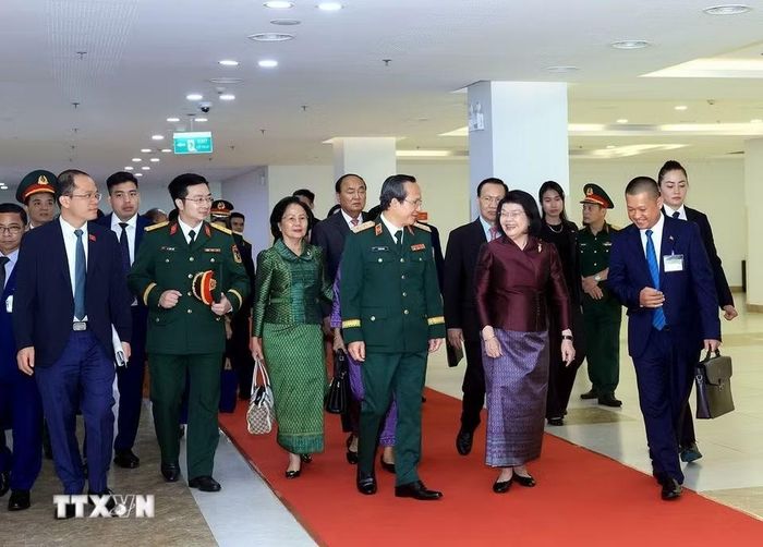 Chủ tịch Quốc hội Campuchia Samdech Khuon Sudary thăm Bệnh viện Trung ương Quân đội 108. (Ảnh: Tuấn Anh/TTXVN)