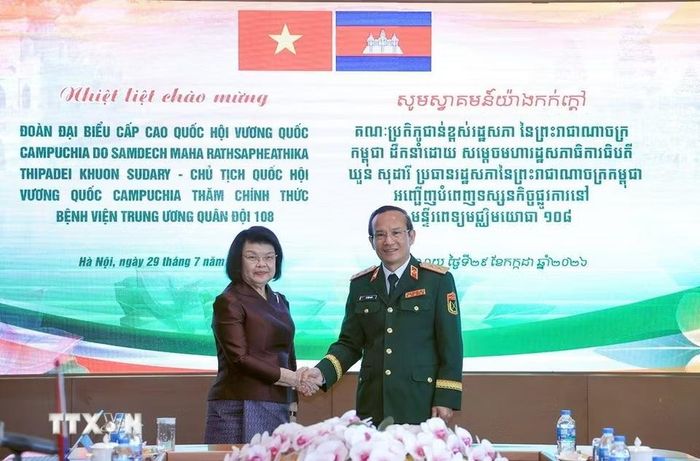 Trung tướng, Giáo sư, Tiến sỹ Lê Hữu Song, Giám đốc Bệnh viện Trung ương Quân đội 108, đón Chủ tịch Quốc hội Campuchia Samdech Khuon Sudary đến thăm Bệnh viện Trung ương Quân đội 108. (Ảnh: Tuấn Anh/TTXVN)