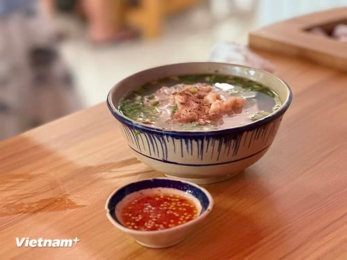 Mỗi thực khách đều có thể tự tạo nên hương vị riêng cho tô bún quậy của mình. (Ảnh: Bích Hằng/Vietnam+)