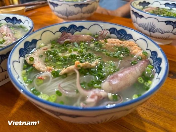 Một tô bún quậy hấp dẫn. (Ảnh: Bích Hằng/Vietnam+)