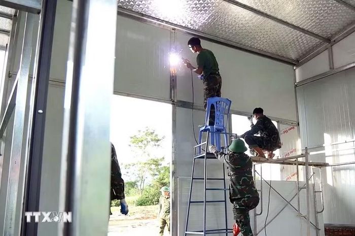 Cán bộ chiến sỹ thi công thần tốc vượt thời gian xây nhà dành cho người dân vùng lũ Mường Than, Lai Châu. (Ảnh: Quý Trung/TTXVN)