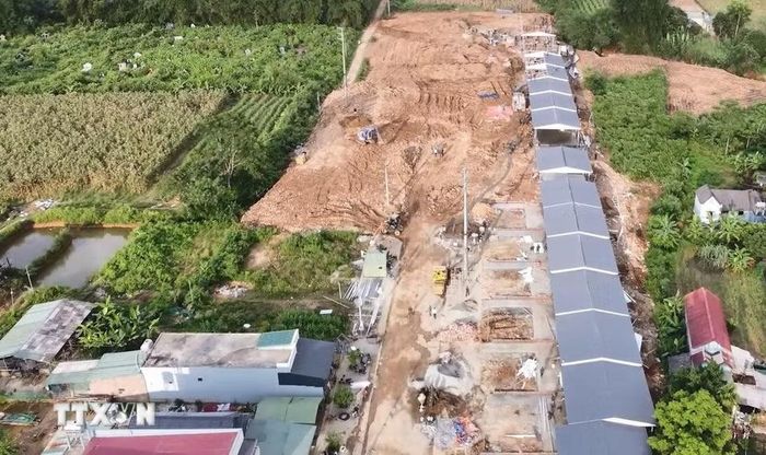 Dãy nhà lắp ghép được thi công thần tốc dành cho người dân vùng lũ Mường Than, Lai Châu. (Ảnh: Quý Trung/TTXVN)