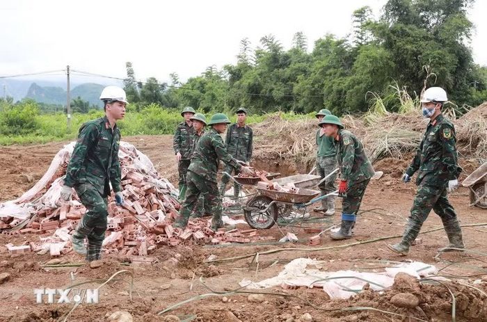 Để đẩy nhanh tiến độ thi công, Học viện Hậu cần đã tăng cường 56 cán bộ học viên lên hỗ trợ Lai Châu xây nhà cho người dân vùng lũ xã Mường Than. (Ảnh: Quý Trung/TTXVN)