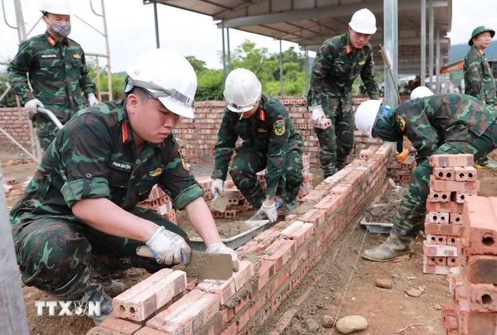 Khoảng 20 căn nhà đang dần hình thành trên khu đất vốn là bãi đất trống tại bản Sân Bay sau gần 10 ngày khởi công. (Ảnh: Quý Trung/TTXVN)