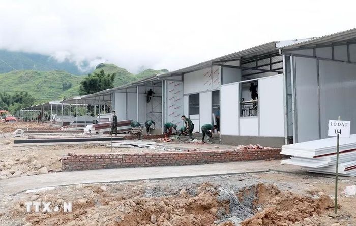 Những ngôi nhà lắp ghép cơ bản đã hoàn thiện dành cho người dân vùng lũ tại bản Sân Bay, xã Mường Than. (Ảnh: Quý Trung/TTXVN)