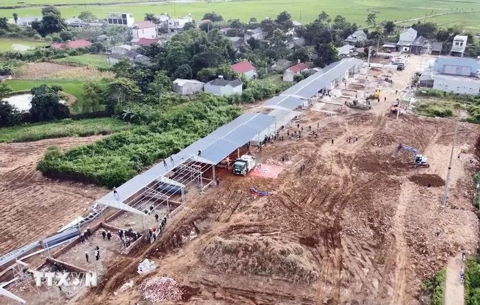 Dãy nhà lắp ghép được thi công thần tốc dành cho người dân vùng lũ Mường Than, Lai Châu. (Ảnh: Quý Trung/TTXVN)