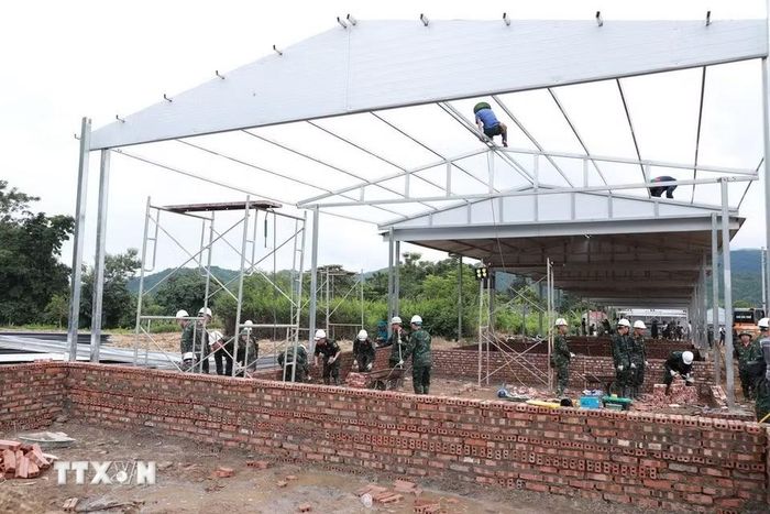 Những nếp nhà được mọc lên từng giờ tại khu tái định cư bản Sân Bay, xã Mường Than. (Ảnh: Quý Trung/TTXVN)