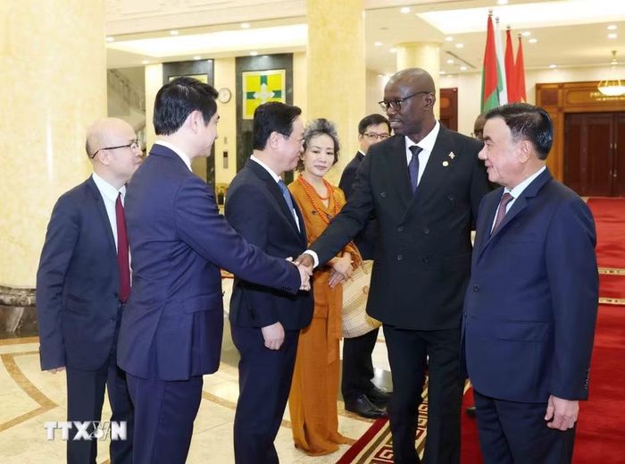 Thường trực Ban Bí thư Trần Cẩm Tú cùng Tổng Thư ký Đảng Hội đồng quốc gia bảo vệ dân chủ-Lực lượng bảo vệ dân chủ (CNDD-FDD) Burundi Révérien Ndikuriyo tại buổi tiếp. (Ảnh: Phương Hoa/TTXVN)