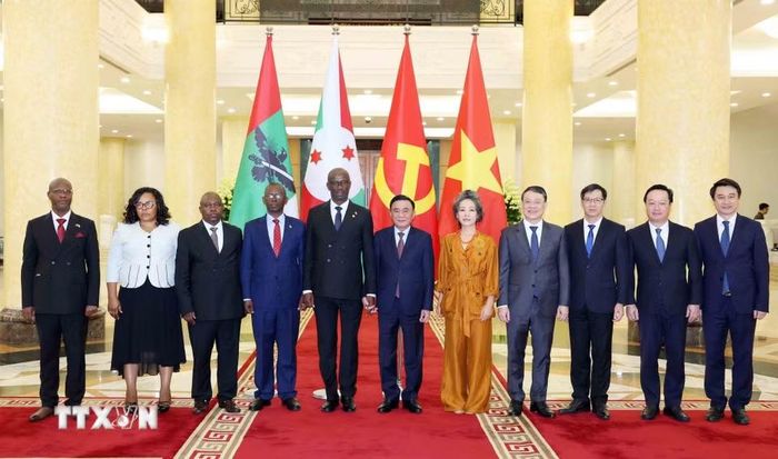 Thường trực Ban Bí thư Trần Cẩm Tú cùng đoàn đại biểu cấp cao Đảng Hội đồng quốc gia bảo vệ dân chủ - Lực lượng bảo vệ dân chủ (CNDD-FDD) Burundi. (Ảnh: Phương Hoa/TTXVN)