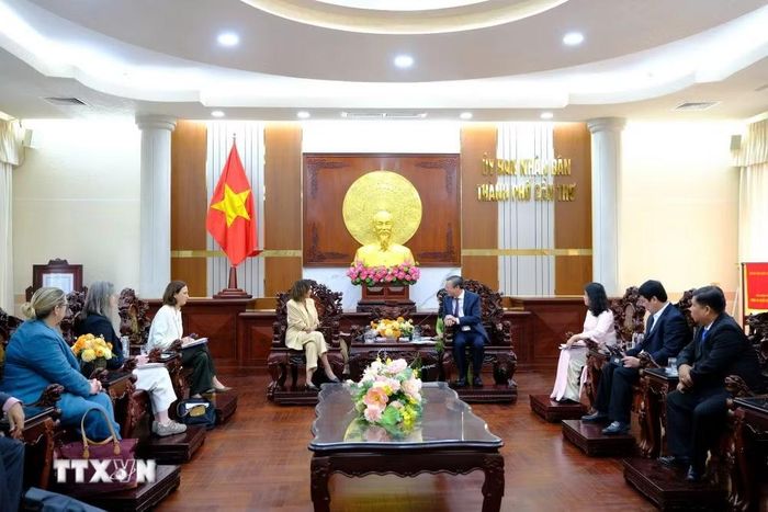 Quang cảnh buổi làm việc giữa bà Anne Aly, Bộ trưởng Phát triển Quốc tế, Bộ trưởng Doanh nghiệp Nhỏ và Bộ trưởng Các vấn đề Đa văn hóa Australia và Chủ tịch Ủy ban Nhân dân thành phố Cần Thơ Trương Cảnh Tuyên. (Ảnh: Thu Hiền/TTXVN).