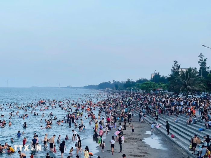  Người dân tắm biển dọc bờ biển Cửa Lò. (Ảnh: Bích Huệ/TTXVN) 
