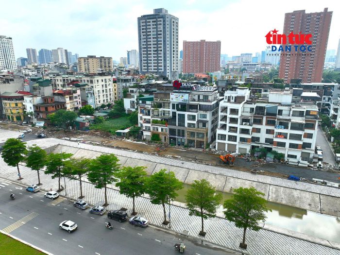 Hệ thống vỉa hè, lan can, cây xanh được đầu tư đồng bộ, tạo diện mạo khang trang, sạch đẹp.