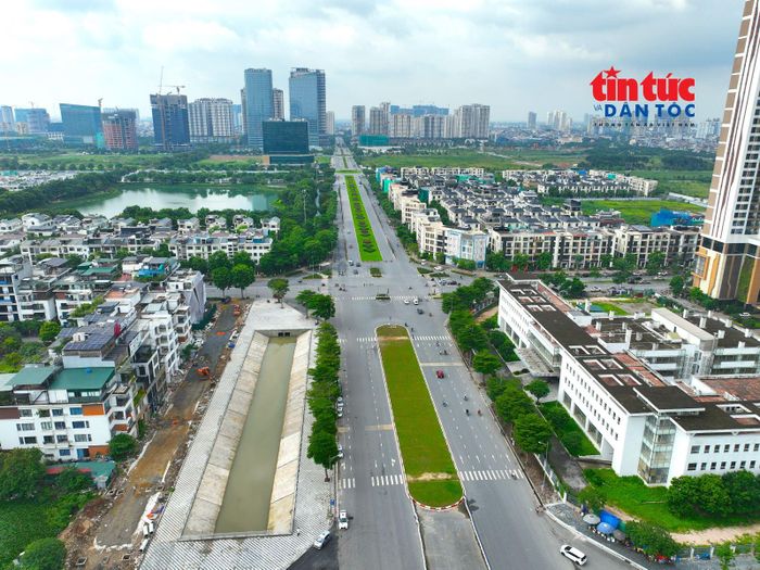 Đường Vành đai 2,5 từng bước được đầu tư đồng bộ không chỉ phát huy vai trò kết nối giao thông, giảm áp lực cho khu vực nội đô mà còn trở thành trục cảnh quan đô thị mới, góp phần định hình không gian phát triển xanh, hiện đại của Thủ đô.
