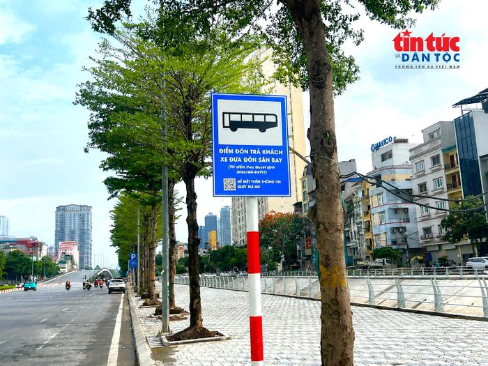Dọc tuyến đường Xuân Tảo được bố trí điểm đón trả khách xe đưa đón sân bay, điểm đỗ xe không dùng tiền mặt...