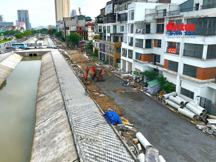 Một đoạn đường Xuân Tảo đang tiếp tục được mở rộng, tạo động lực thúc đẩy phát triển kinh tế - xã hội cho khu vực.