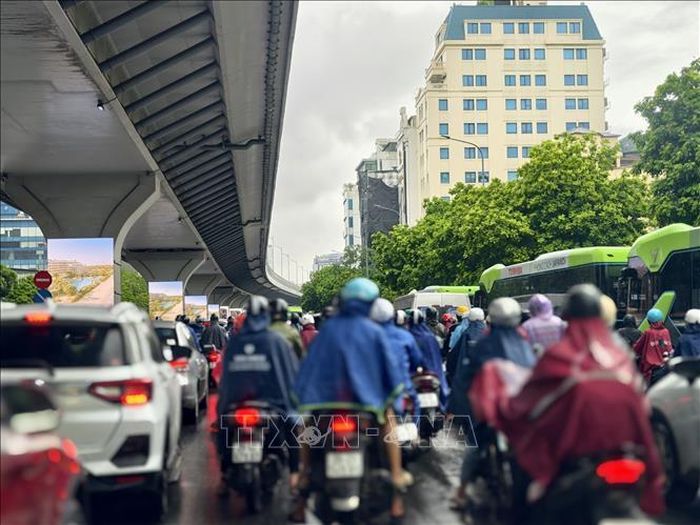 Mật độ phương tiện tăng cao sau trận mưa lớn khiến giao thông tại nhiều khu vực ùn ứ. Ảnh: Quốc Lũy/TTXVN