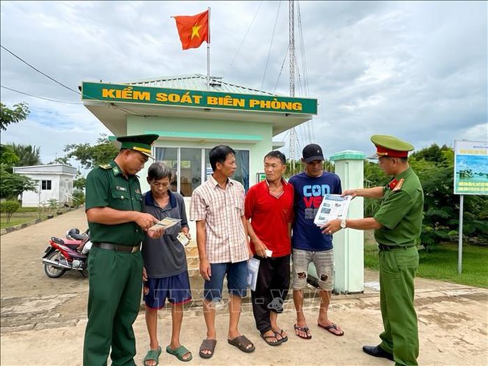 Lực lượng chức năng tuyên truyền lưu động ngay tại Trạm kiểm soát Biên phòng, giúp ngư dân nâng cao nhận thức và chung tay giữ gìn an ninh trật tự trên biển. Ảnh: Trọng Nguyễn/TTXVN phát
