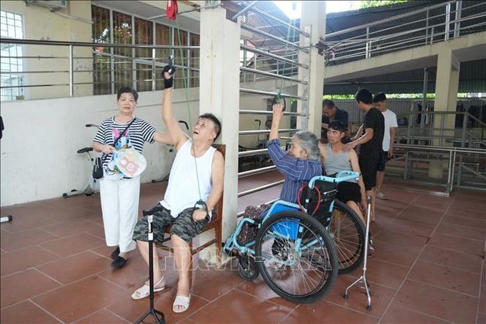 Các bệnh nhân tập luyện phục hồi chức năng.
