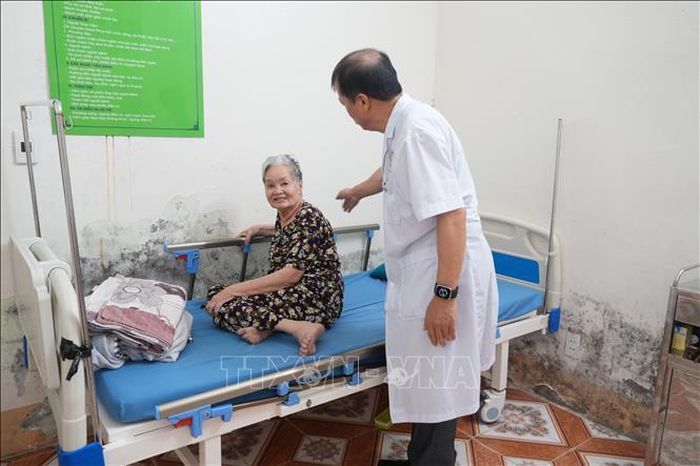 Bác sỹ ở Trung tâm Phục hồi chức năng tỉnh thăm hỏi sức khỏe bệnh nhân.
