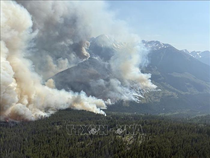 Khói bốc lên từ đám cháy rừng ở British Columbia, Canada, ngày 22/7/2026. Ảnh: THX/TTXVN phát