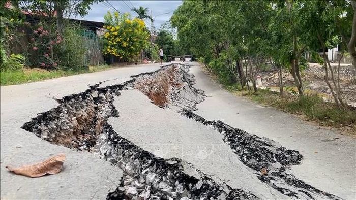 Vào khoảng 11 giờ ngày 27/7, xuất hiện lún sụt với chiều dài trên 60m, chiều rộng bình quân trên 3,5m, chiều sâu từ 0,5 - 1m tại công trình kè và đường An - Sơn, xã Lệ Thủy.