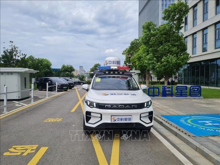 Mẫu xe bán tải năng lượng mới tích hợp UAV có khả năng thực hiện nhiệm vụ tuần tra cơ động.