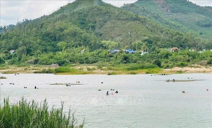 Người dân đổ xô đi khai thác hến trên sông Kỳ Lộ đoạn qua xã Đồng Xuân.