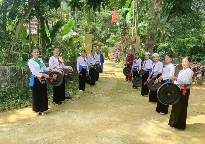 Du khách trải nghiệm đánh chiêng Mường và tìm hiểu bản sắc văn hóa truyền thống tại xóm Khải Cai, xã Quyết Thắng.