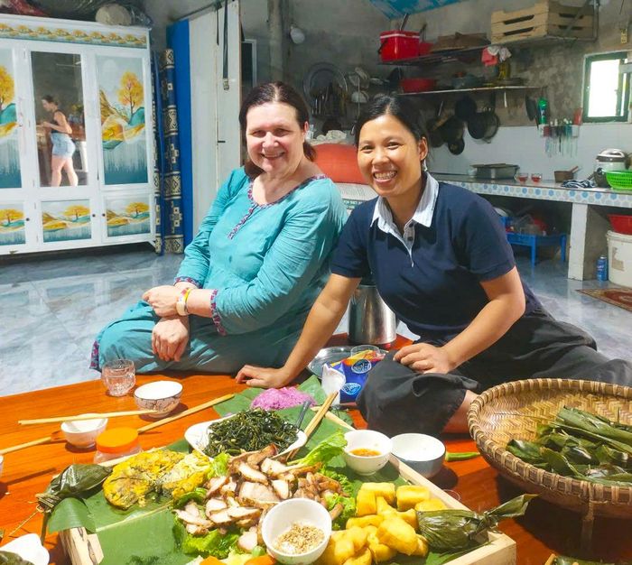 Du khách quốc tế trải nghiệm ẩm thực địa phương tại xóm Khải Cai, xã Quyết Thắng.