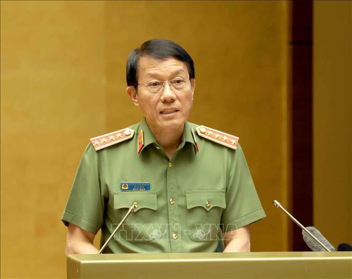 Đồng chí Lương Tam Quang, Ủy viên Bộ Chính trị, Bộ trưởng Bộ Công an giới thiệu hai Chuyên đề: “Nghị quyết về xây dựng xã hội kỷ cương, an toàn, văn minh, hài hòa, phát triển” và “Nghị quyết về Chiến lược An ninh quốc gia”. Ảnh: Phương Hoa/TTXVN