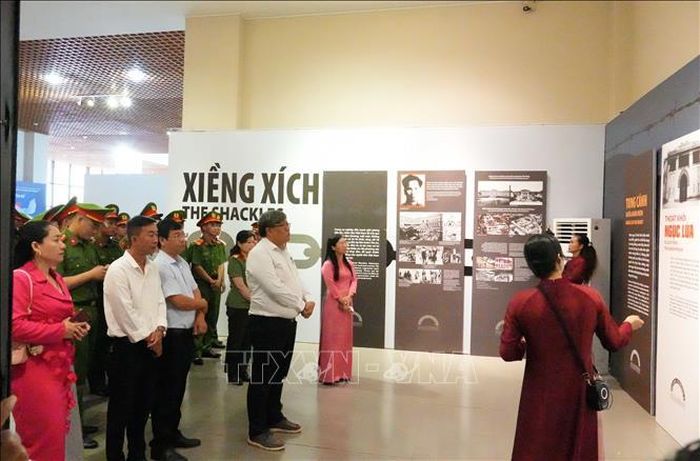 Trưng bày “Khát vọng tự do” được thể hiện qua 3 nội dung, gồm “Xiềng xích”, “Tung cánh giữa màn đêm” và “Hành trình”. Ảnh: Ngọc Minh/TTXVN