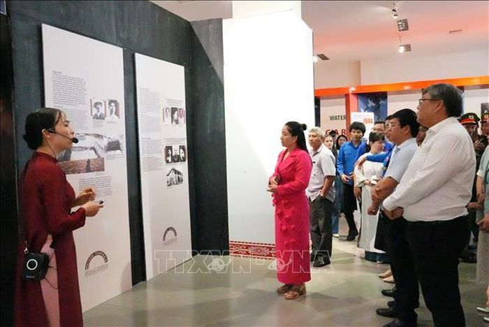 Đại biểu tham quan Trưng bày chuyên đề “Khát vọng tự do”. Ảnh: Ngọc Minh/TTXVN