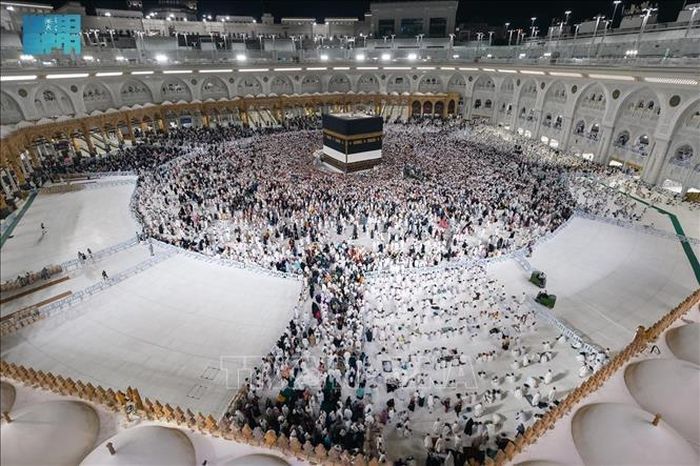 Các tín đồ Hồi giáo cầu nguyện tại Đền thờ Lớn ở thánh địa Mecca, Saudi Arabia trong lễ hành hương Hajj. Ảnh: SPA/TTXVN