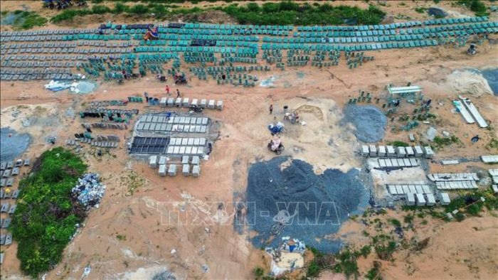 Công nhân tập trung thi công các hạng mục trên đại công trường Nghĩa trang liệt sĩ Đồi 82.