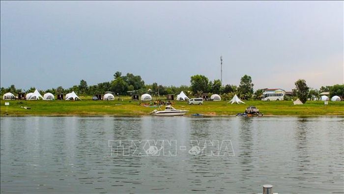 Du lịch tự phát ven hồ Dầu Tiếng trên địa bàn xã Minh Thạnh, Thành phố Hồ Chí Minh.