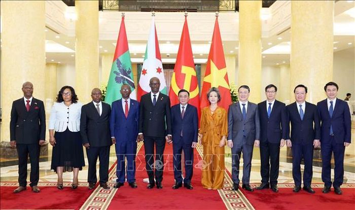 Thường trực Ban Bí thư Trần Cẩm Tú cùng đoàn đại biểu cấp cao Đảng Hội đồng quốc gia bảo vệ dân chủ - Lực lượng bảo vệ dân chủ (CNDD-FDD) Burundi. Ảnh: Phương Hoa/TTXVN