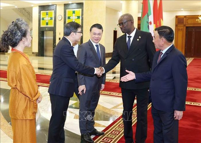 Thường trực Ban Bí thư Trần Cẩm Tú cùng Tổng Thư ký Đảng Hội đồng quốc gia bảo vệ dân chủ - Lực lượng bảo vệ dân chủ (CNDD-FDD) Burundi Révérien Ndikuriyo tại buổi tiếp. Ảnh: Phương Hoa/TTXVN