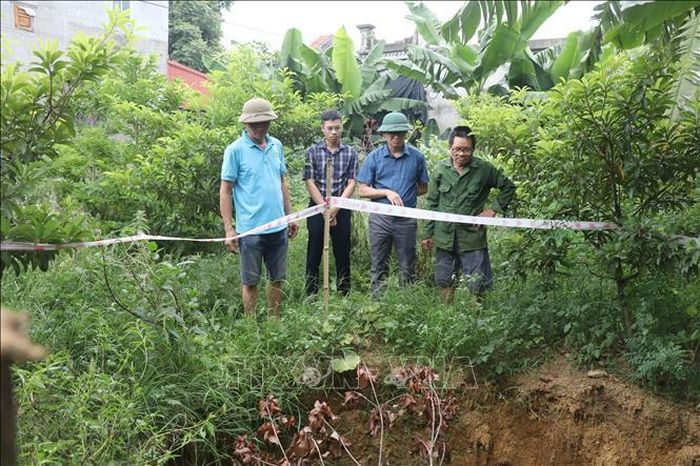 UBND xã Thanh Sơn (Ninh Bình) chỉ đạo khắc phục các vị trí bị ảnh hưởng, khoanh vùng, cắm biển cảnh báo và thông tin đến người dân để chủ động phòng ngừa, ứng phó nếu hiện tượng tiếp tục xảy ra.