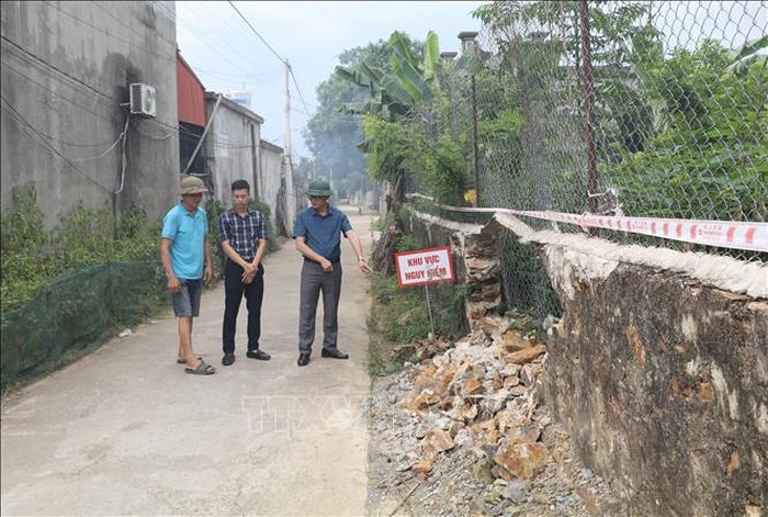 UBND xã Thanh Sơn (Ninh Bình) chỉ đạo khắc phục các vị trí bị ảnh hưởng, khoanh vùng, cắm biển cảnh báo và thông tin đến người dân để chủ động phòng ngừa, ứng phó nếu hiện tượng tiếp tục xảy ra.