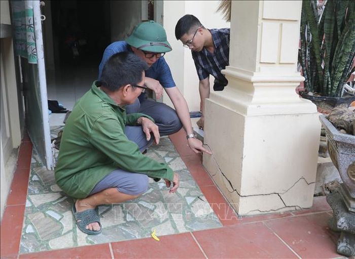 Nhiều vết nứt liên tiếp xuất hiện trên tường, nền nhà của một số ngôi nhà ở thôn Sào Lâm, xã Thanh Sơn, tỉnh Ninh Bình.