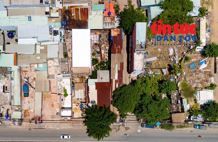 Nhiều căn nhà mặt tiền qua địa bàn xã Xuân Thới Sơn và Bà Điểm đang được công nhân, xe cẩu khẩn trương tháo dỡ, nhường mặt bằng cho dự án mở rộng tuyến đường quốc lộ 22.