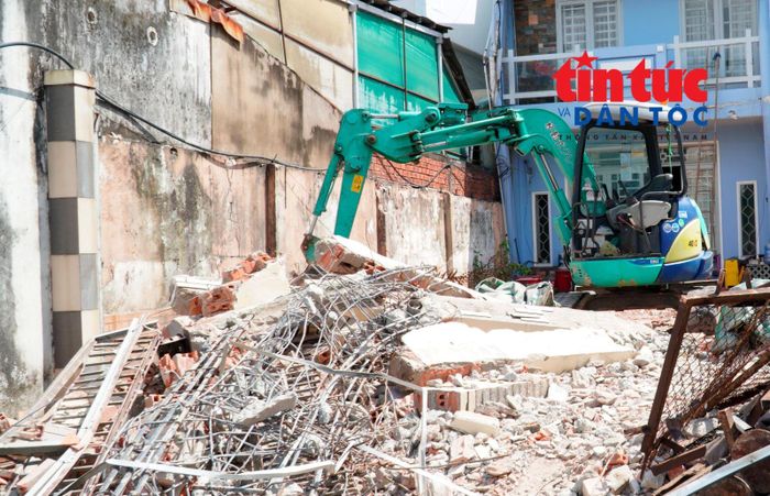 Người dân phối hợp với đơn vị thi công khẩn trương tháo dỡ nhà cửa để bàn giao mặt bằng đúng tiến độ.