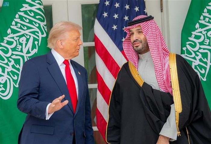 Thái tử kiêm Thủ tướng Saudi Arabia Mohammed bin Salman (phải) trong cuộc gặp Tổng thống Mỹ Donald Trump tại Washington DC., ngày 18/11/2025. Ảnh: SPA/TTXVN