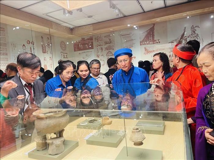 Các đại biểu và người dân tham quan không gian trưng bày Bảo tàng Hà Nội. Ảnh: Tuyết Mai/TTXVN